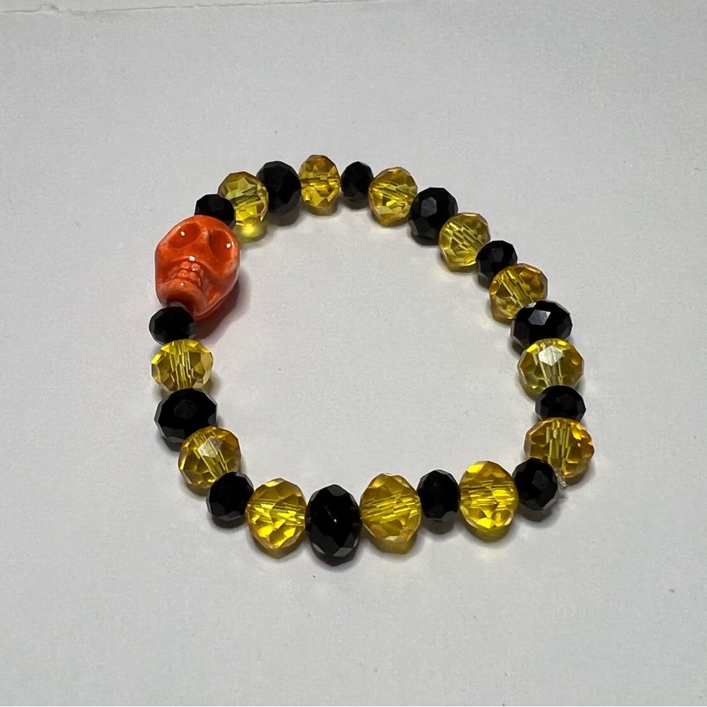 Halloween bracelet ! Yellow and black beads with orange skull